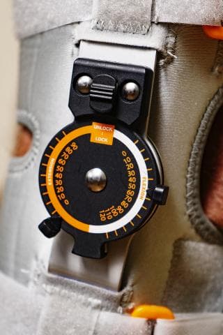 這張照片是一件帶有可調節旋鈕的醫療護具。旋鈕上有一個刻度盤，可以調節護具的鬆緊度。