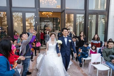這張照片是一對新人結婚後，從教堂走出來，賓客在他們身後撒花瓣祝福他們。