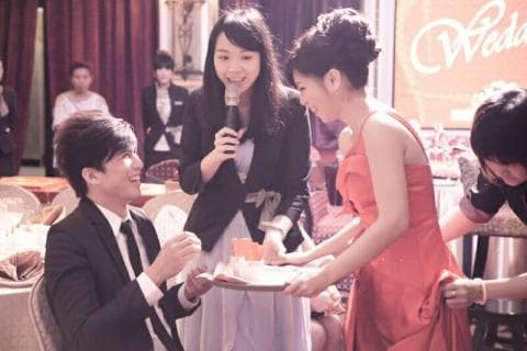 這張「婚禮」的照片是一對新人和朋友們正在切蛋糕。