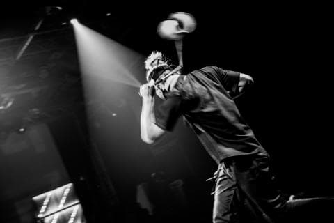 這張「音樂會」的照片是一個拿著麥克風唱歌的歌手。