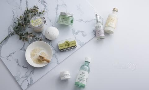 這張「美容產品」的照片是一些沐浴產品，包括沐浴鹽、沐浴球、身體乳液、洗面乳和香皂。