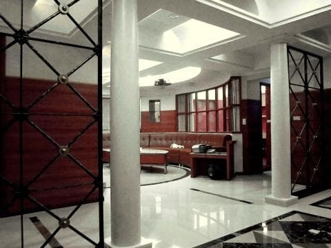 這張「室內設計」的照片是白色牆壁、黑色鐵架和木地板的空間，地板上有一個黑色的圖案。