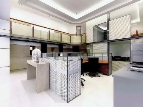 這張辦公室的照片是一間現代化的辦公室，中間有一個玻璃隔間的辦公桌，辦公桌旁有一個會議桌，辦公室的牆上有一個白色的雕塑。