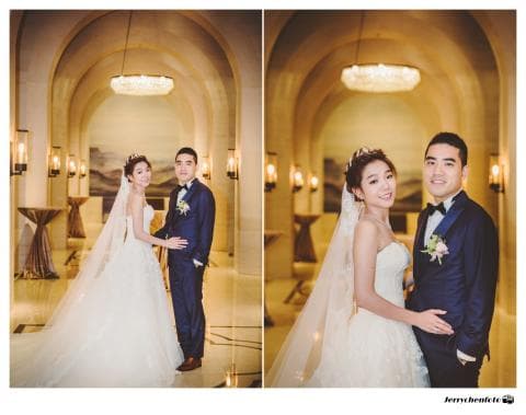 這張「婚禮」的照片是一對新人，他們站在豪華的酒店大廳裡。新娘穿著白色的婚紗，新郎穿著深藍色的西裝。他們看起來非常幸福。