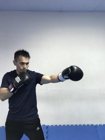 這張照片是關於拳擊運動的。拳擊可以增強體能、心血管健康和協調性。想學習拳擊嗎？快上PRO360找教練吧！