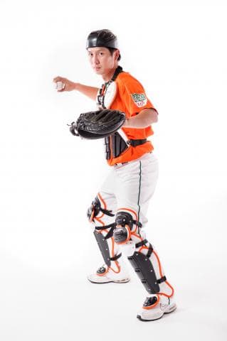 這張照片是一個棒球捕手，他正準備接球。他戴著捕手頭盔，穿著捕手護具，手持捕手手套，姿勢十分專業。