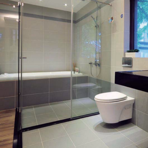 這張照片是一個現代化的浴室，最重要的是壁掛式馬桶，它採用白色設計，乾淨整潔，並且與浴室的整體風格相得益彰。