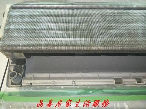 這張照片是冷氣機的濾網，上面有很多灰塵，需要清潔。
