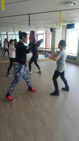 這是一張拳擊運動的照片。拳擊可以提升體能和耐力，鍛鍊肌肉，紓解壓力，更有利於培養自律和自信。想學習拳擊嗎？快上PRO360找教練吧！