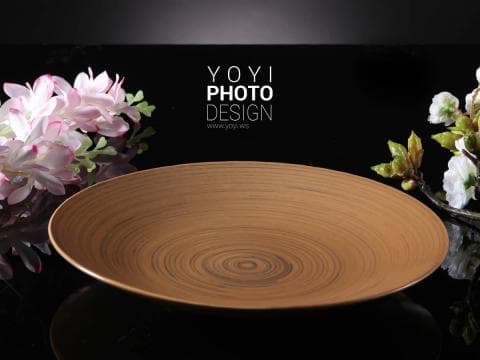 這張照片是一張木質盤子，盤子呈現出自然的木紋，外觀簡約而優雅。