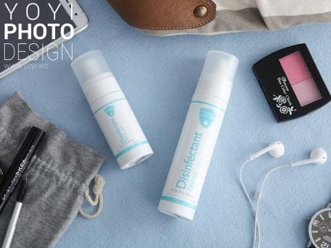 這張照片是兩瓶噴霧瓶，其中一瓶寫著「Disinfectant Spray」。