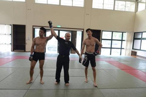 這是一張綜合格鬥的照片。綜合格鬥可以增強體能、心肺功能和精神專注力。想學習綜合格鬥，可到PRO360尋找適合的教練。