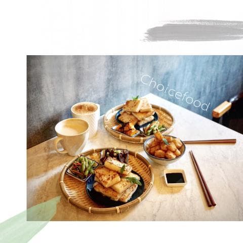 這張「美食」的照片是兩份早餐，每份包含一份煎豆腐、一碗配菜，以及一杯咖啡。