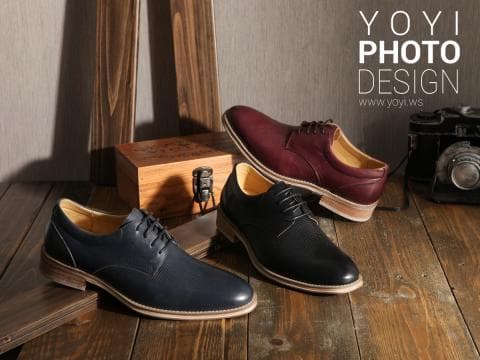 這張照片是三雙皮鞋，其中最重要的是左邊的那雙深藍色皮鞋，鞋面是光滑的皮革，鞋帶是黑色，鞋底是米色的，看起來非常時尚。