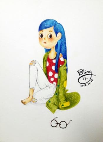 這張照片是一個穿著紅色白點上衣和綠色外套的藍髮女孩，她坐在白紙上。