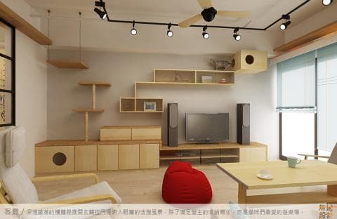 這張照片是一個現代化的客廳，重點是牆上的貓咪樹和壁櫃，還有電視牆，為家中增添了一絲自然和溫馨的氛圍。