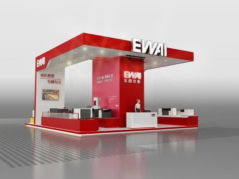 這張照片是一個展覽攤位，最顯眼的部分是攤位上方的巨大紅色招牌，上面寫著 EWAI，以及旁邊的中文 艾瓦伊。