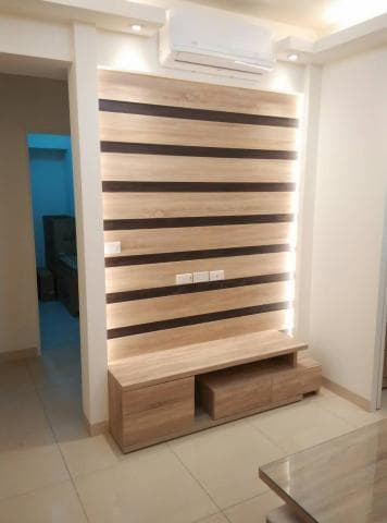 這張照片是木製電視櫃，櫃子下方有兩個抽屜，牆壁上有燈光，看起來很漂亮。