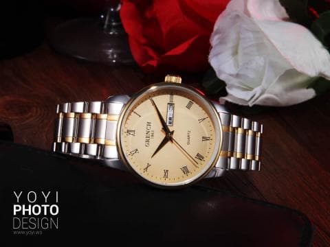 這張「手錶」的照片是金色的錶盤，銀色與金色的錶帶，背景是紅色的玫瑰與白色的花。