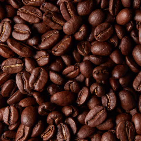 這張「咖啡豆」的照片是一堆深褐色的咖啡豆。