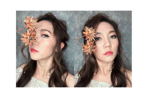 這張「婚紗照」的照片是兩個穿著婚紗的女生，她們的頭髮上都別著乾花，看起來非常浪漫。