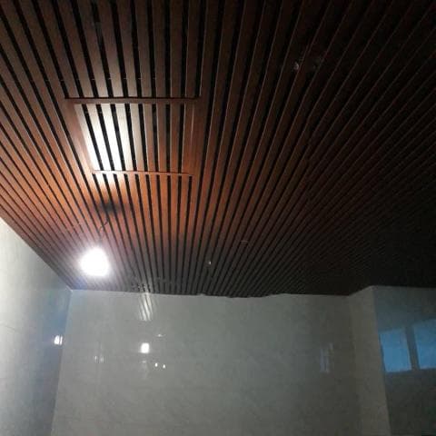 這張照片是一間屋子的天花板，上面裝了木條裝飾，給人一種簡約又自然的風格。