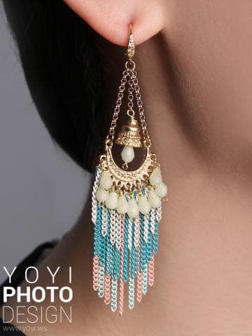 這張「耳環」的照片是一個金色耳環，上面有藍綠色和粉紅色串珠。