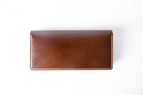 這張照片是一隻棕色皮革錢包，縫線清晰，材質看起來十分高級。