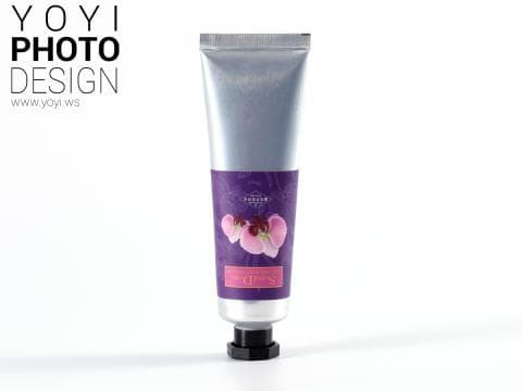 這張「護手霜」的照片是一個銀色的管狀護手霜，上面印著粉紅色的花朵圖案。