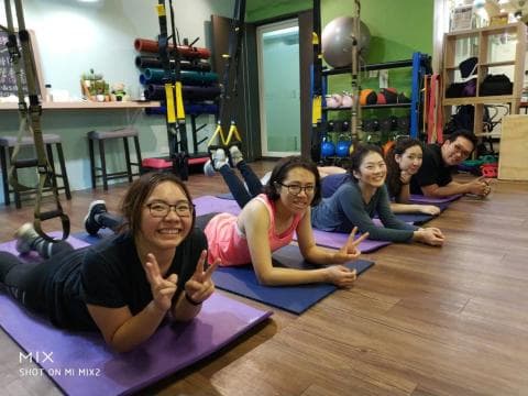 這是一張懸吊訓練的照片。懸吊訓練可以增強核心肌群、提升平衡感和協調性。想學習懸吊訓練，歡迎上 PRO360 尋找專業教練。