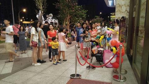 這張照片是一個慶祝派對的場景，照片中最重要的部分是站在中間的紅色繩索，它用來分隔場地，讓客人安全地參加派對。