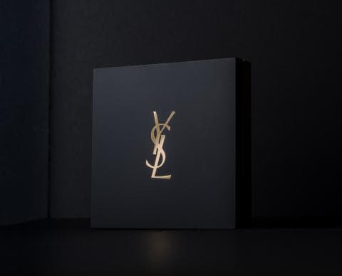 這張「YSL」的照片是黑色的包裝盒上印著金色YSL的Logo。