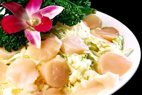 這張「海鮮沙拉」的照片是一盤以扇貝和高麗菜為主的沙拉，上面還有一朵粉紅色的蘭花。