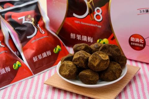 這張「零食」的照片是幾包零食，裡面放著一盤看起來很美味的堅果。