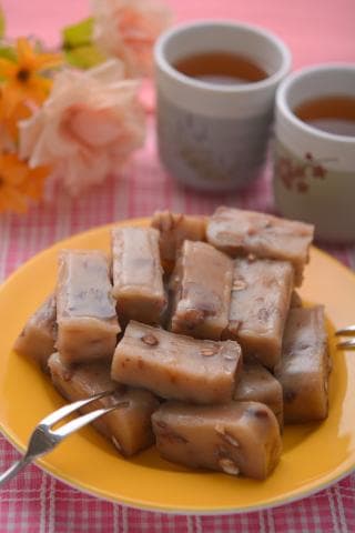 這張「糕點」的照片是一盤切成塊狀的糕點，看起來很美味。