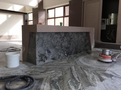 這張照片是一間現代化的建築空間，最重要的是地板，地板採用大理石鋪設，紋理清晰，質感高貴。