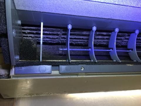 這張照片是一台冷氣機的內部，可以看到冷凝器上佈滿了灰塵和污垢，需要清潔。
