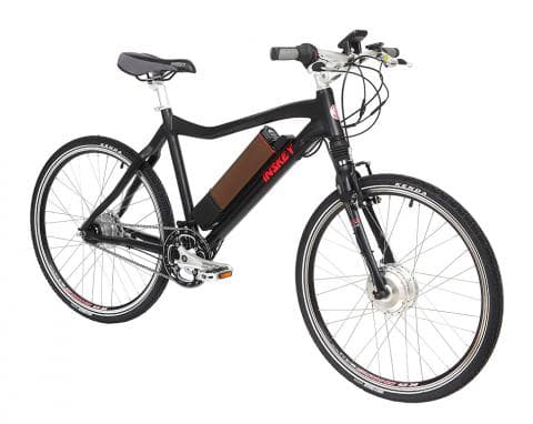 這張照片是一輛黑色的電動自行車，它有一個棕色電池組和一個黑色的坐墊。它有一個紅色的標籤說「INSEKT」。