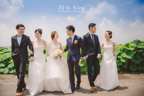 這張照片是一個婚禮的場景，最重要的是新人正在互相凝視，彼此深情地微笑。他們穿著白色婚紗和黑色西裝，襯托出彼此的喜悅和幸福。