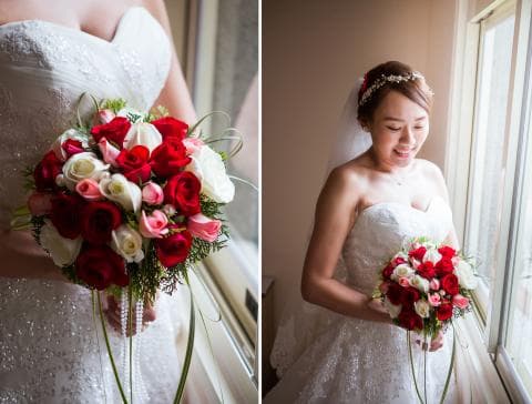這張「婚禮」的照片是兩位新娘，一位手拿紅色玫瑰花束，另一位則站在窗邊，穿著白色婚紗，看起來非常幸福。