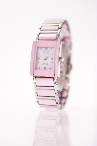 這張「手錶」的照片是粉紅色的錶帶，銀色的錶殼和錶盤，看起來很時尚。
