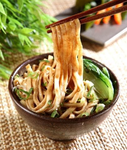 這張照片是一碗用筷子夾起的油麵，看起來非常美味，令人食指大動。