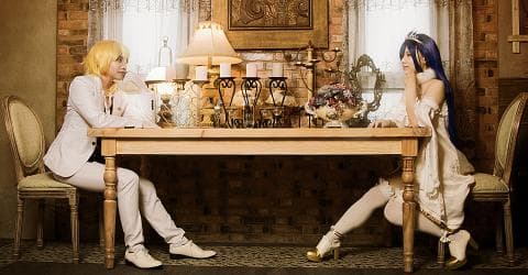 這張「婚禮」的照片是 一對新人在佈置精美的房間裡，坐在桌子旁，準備切蛋糕。