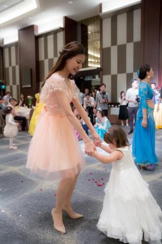 這張「婚禮」的照片是一個穿著粉色禮服的女孩和一個穿著白色禮服的小女孩跳舞的畫面。