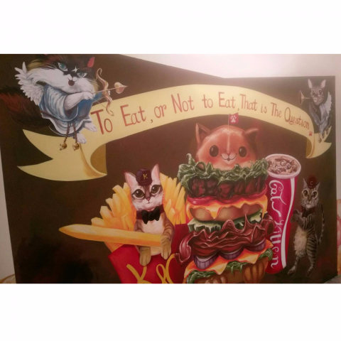 這張照片是一幅關於貓咪的壁畫，畫中一隻戴著帽子，打著領結的貓咪正在看著一個巨大漢堡，旁邊還有許多薯條。
