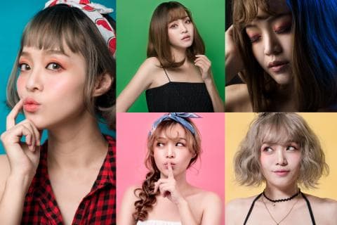 這張「四個年輕女性」的照片是，她們都穿著不同的服裝，頭髮也以不同的方式梳理，她們都面向鏡頭，表情各不相同。