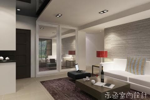 這張「現代風格客廳」的照片是，一個白色沙發，上面擺放著一個條紋靠枕，旁邊有一個咖啡桌，咖啡桌上放著一本書，桌旁有一個酒瓶。