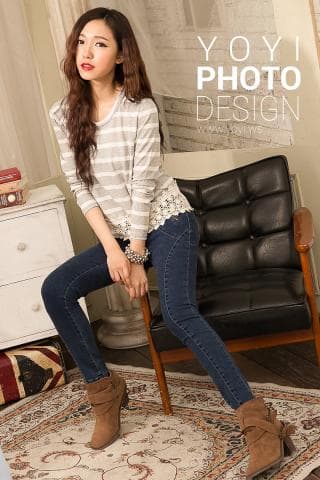 這張「時尚」的照片是一個年輕女孩坐在椅子上的照片，她穿著條紋上衣和牛仔褲，看起來很時尚。