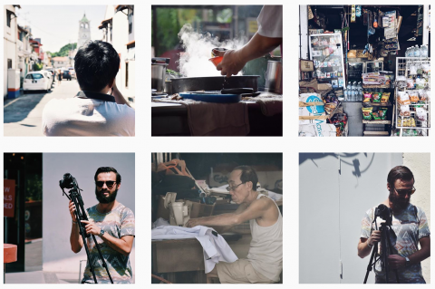 這張「街頭」的照片是，有幾個攝影師正在拍攝街上的景物，包括一個販售商品的小商店，一個穿著背心的老人在做手工，還有街頭的風景。
