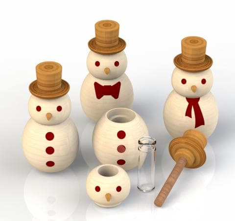 這張照片是一個木製雪人造型的調味料瓶，瓶身有紅色的點點，還有一個小巧的雪人瓶蓋和一個玻璃瓶，瓶蓋和玻璃瓶是雪人的一部分，可以用來盛放調味料。